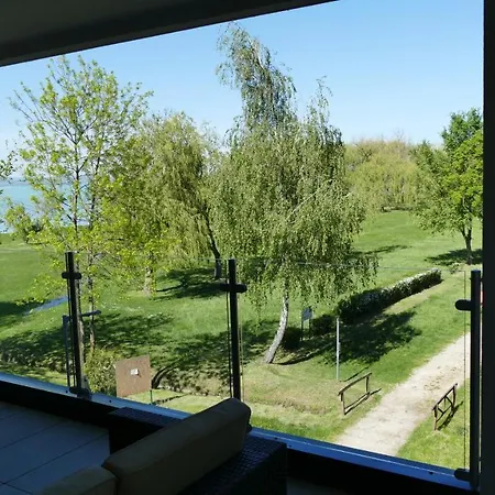 Szemespart Apartman *
